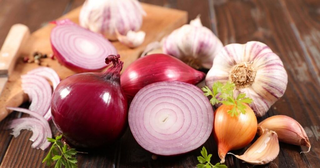 Onions and garlic, high-FODMAP foods that can trigger digestive symptoms