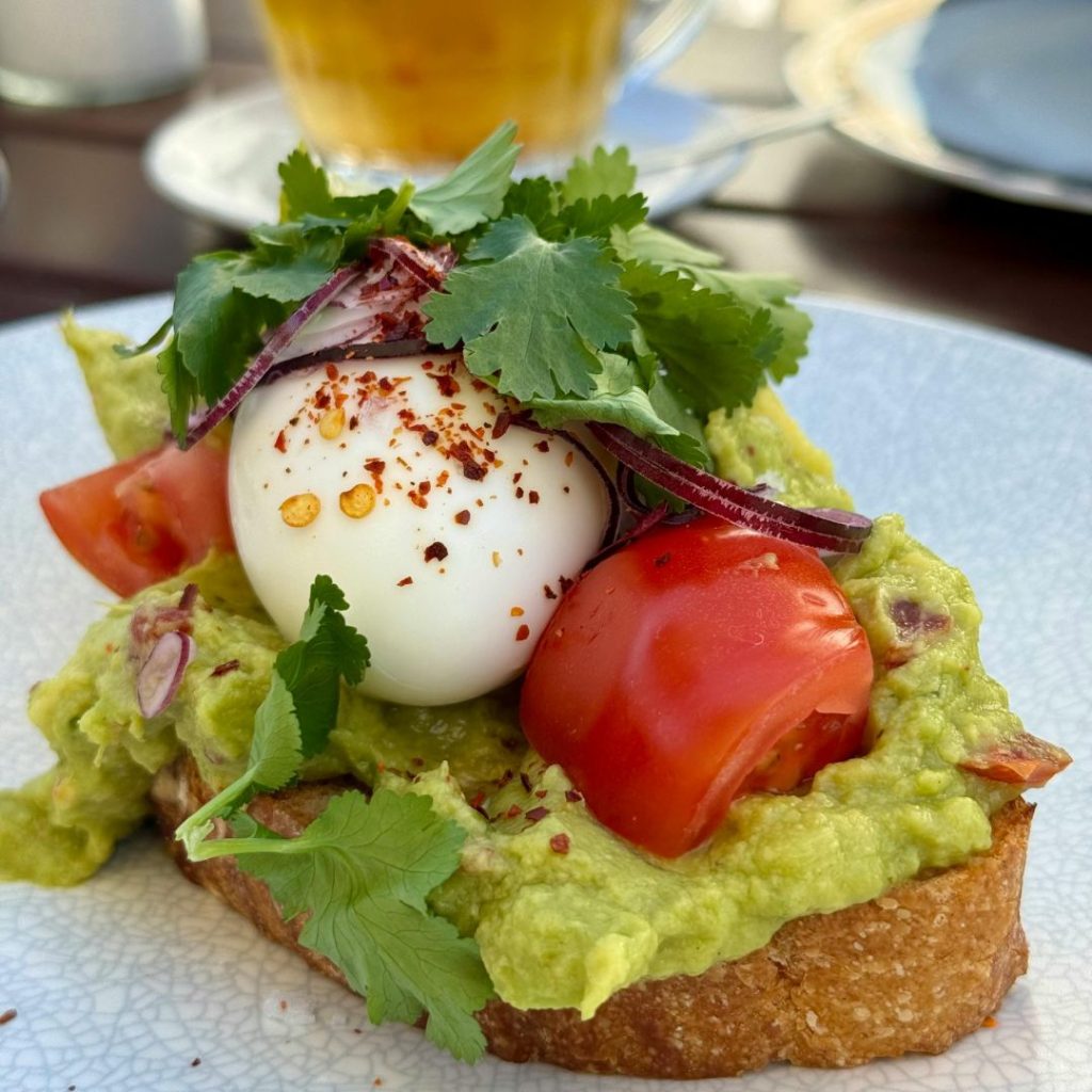 High histamine foods tomato and avocado on bread